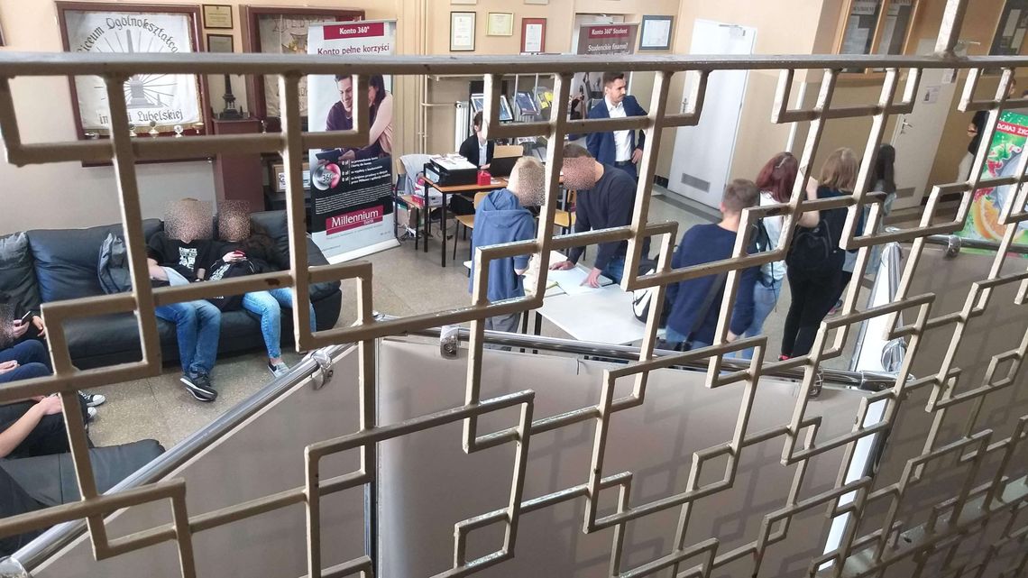 Akwizytorzy banku zaczepiają uczniów na korytarzu liceum w Lublinie? Dyrektor wyjaśnia