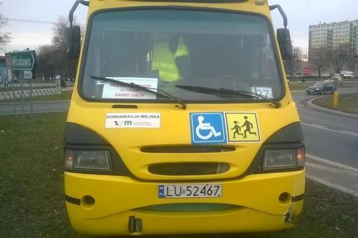 Al. Andersa: Autobus do przewozu dzieci zderzył się z renault Al. Andersa: Autobus do przewozu dzieci zderzył się z renault