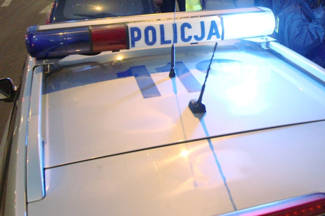 Al. Andersa: Rozbili samochód na latarni i uciekli