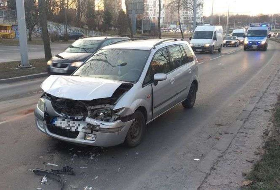 Al. Andersa: Zderzenie trzech aut. Jeden pas ruchu zablokowany [zdjęcia]