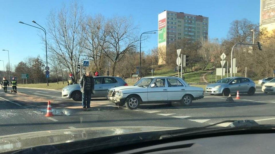 Al. Kompozytorów Polskich: Zderzenie trzech aut. Jeden pas zablokowany