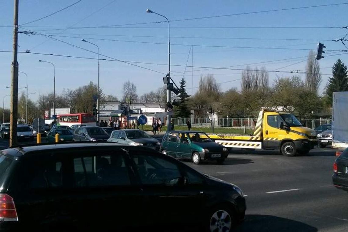 Al. Kraśnicka: Samochód zahaczył o sygnalizator. Ruch utrudniony