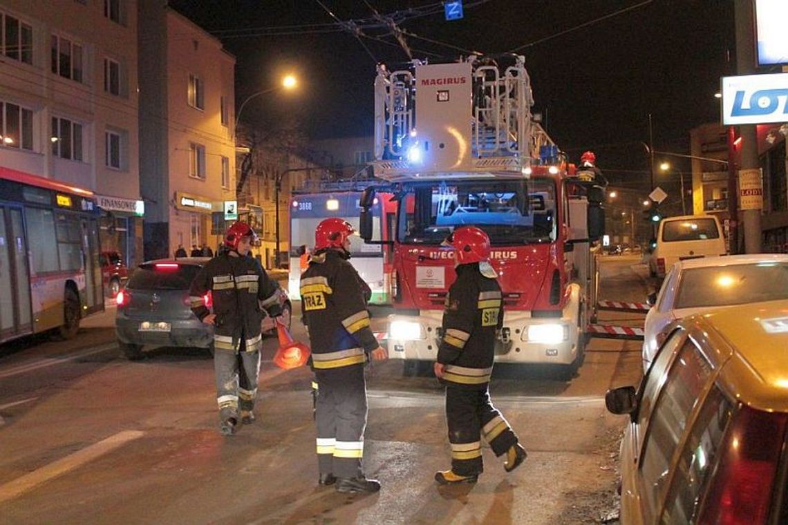Al. Piłsudskiego. Na chodnik spadł fragment kamienicy. Jedna osoba ranna Al. Piłsudskiego. Na chodnik spadł fragment kamienicy. Jedna osoba ranna