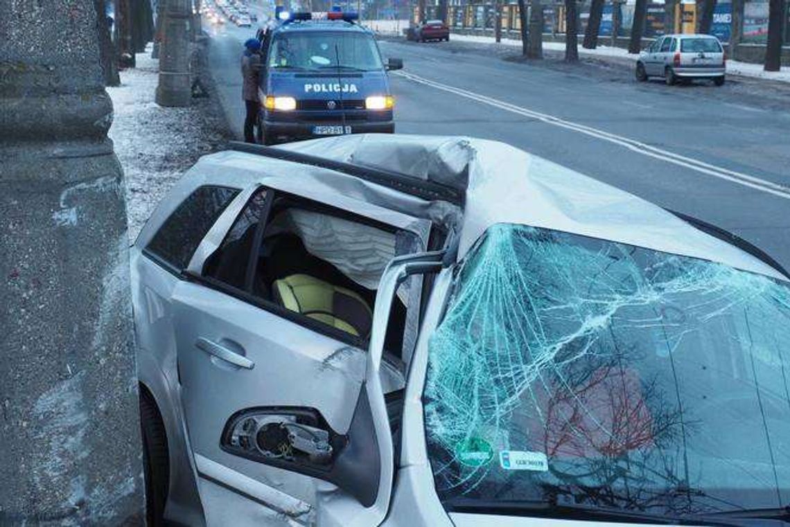 Al. Piłsudskiego: Nietrzeźwy kierowca opla zderzył się z fiatem i rozbił auto na latarni Al. Piłsudskiego: Nietrzeźwy kierowca opla zderzył się z fiatem i rozbił auto na latarni