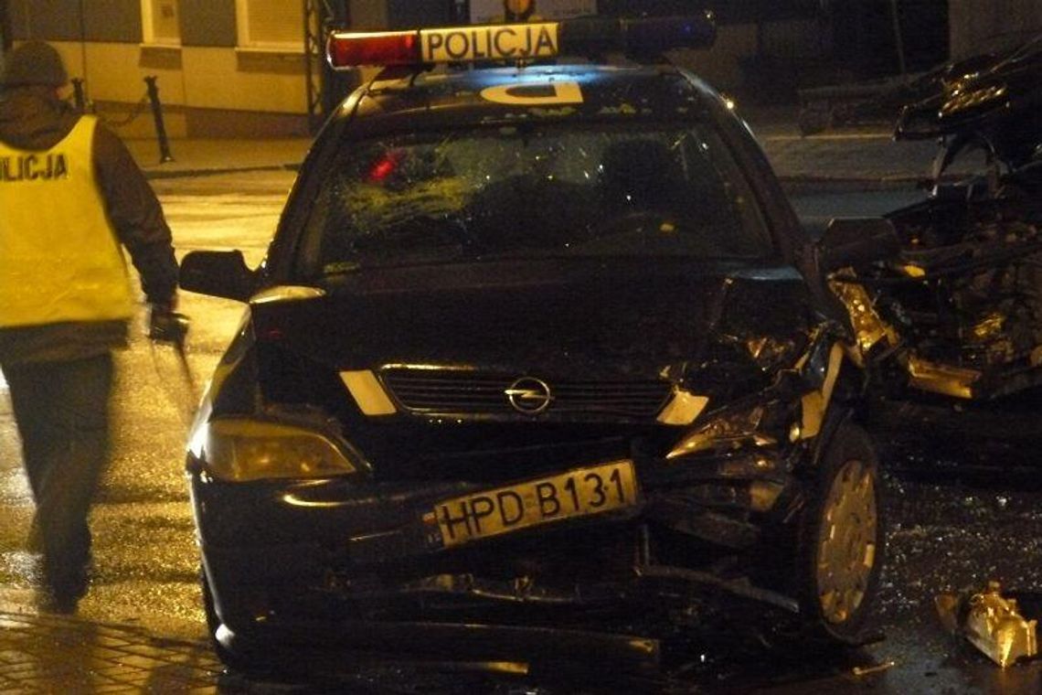 Al. Piłsudskiego: Zderzenie audi z radiowozem. Dwóch policjantów rannych (zdjęcia)