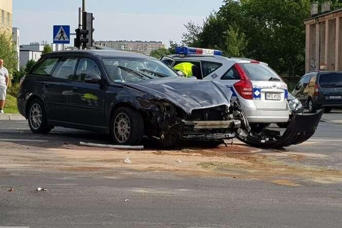 Al. Racławickie: Kierowca wjechał na czerwonym. Zderzyły się trzy auta. Są utrudnienia