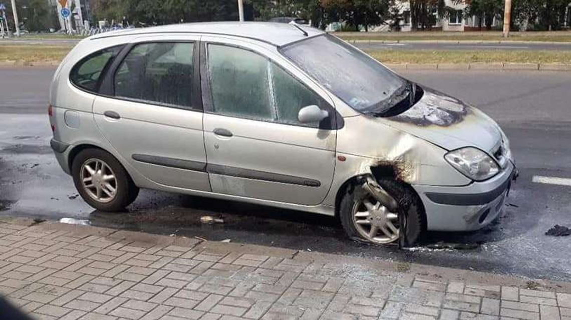 Al. Racławickie: Zapalił się samochód. Interweniowała straż Al. Racławickie: Zapalił się samochód. Interweniowała straż