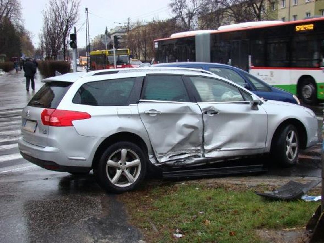 Al. Racławickie: Zderzenie karetki z citroenem Al. Racławickie: Zderzenie karetki z citroenem