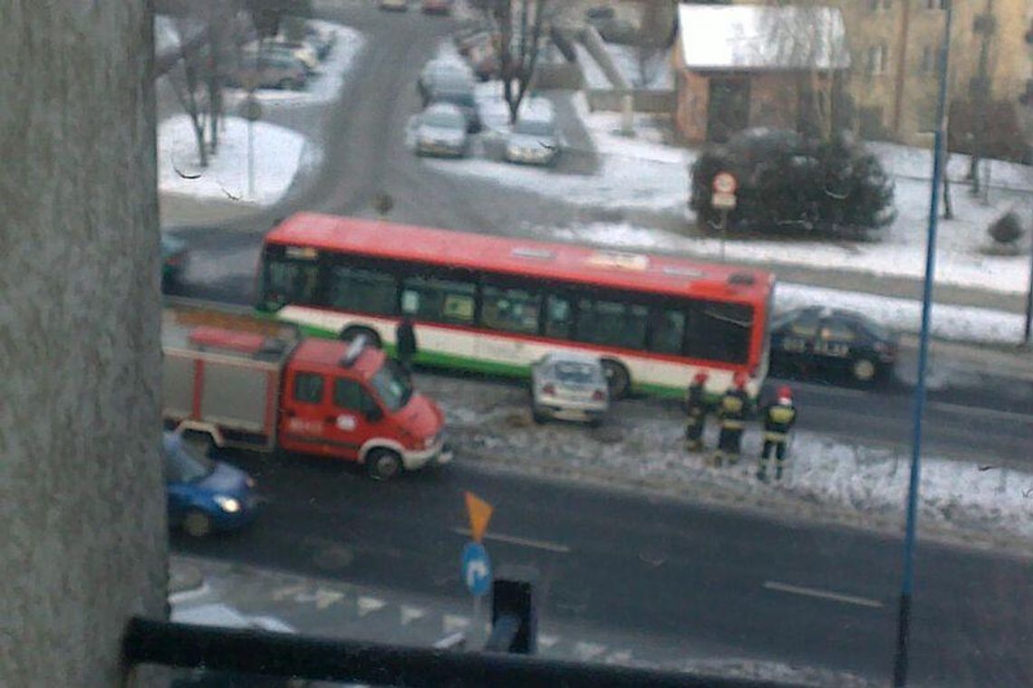 Al. Sikorskiego: Zderzenie samochodu z autobusem Al. Sikorskiego: Zderzenie samochodu z autobusem
