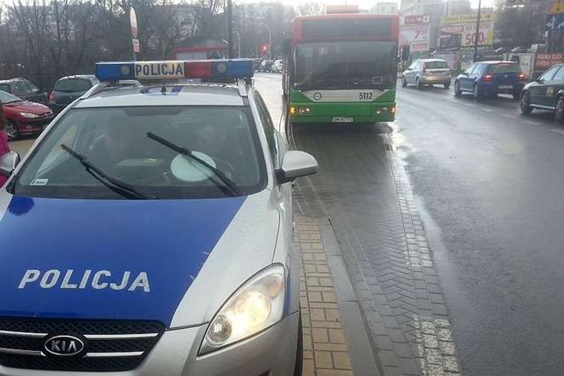 Al. Solidarności. Autobus komunikacji miejskiej zderzył się z peugeotem