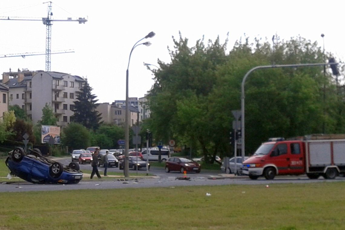 Al. Solidarności: Dodge dachował po wypadku Al. Solidarności: Dodge dachował po wypadku
