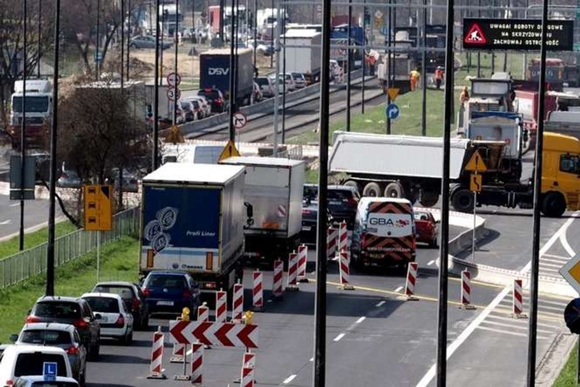 Al. Solidarności: Radny ma pomysł na zmniejszenie korków. Ulgowe bilety dla kierowców Al. Solidarności: Radny ma pomysł na zmniejszenie korków. Ulgowe bilety dla kierowców