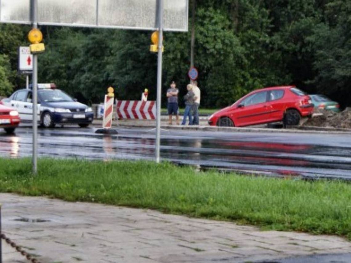 Al. Solidarności: Samochód wjechał do wykopu Al. Solidarności: Samochód wjechał do wykopu