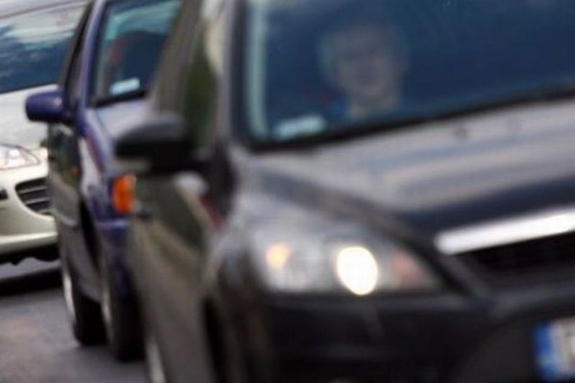 Al. Solidarności stoi po zderzeniu volvo i skody