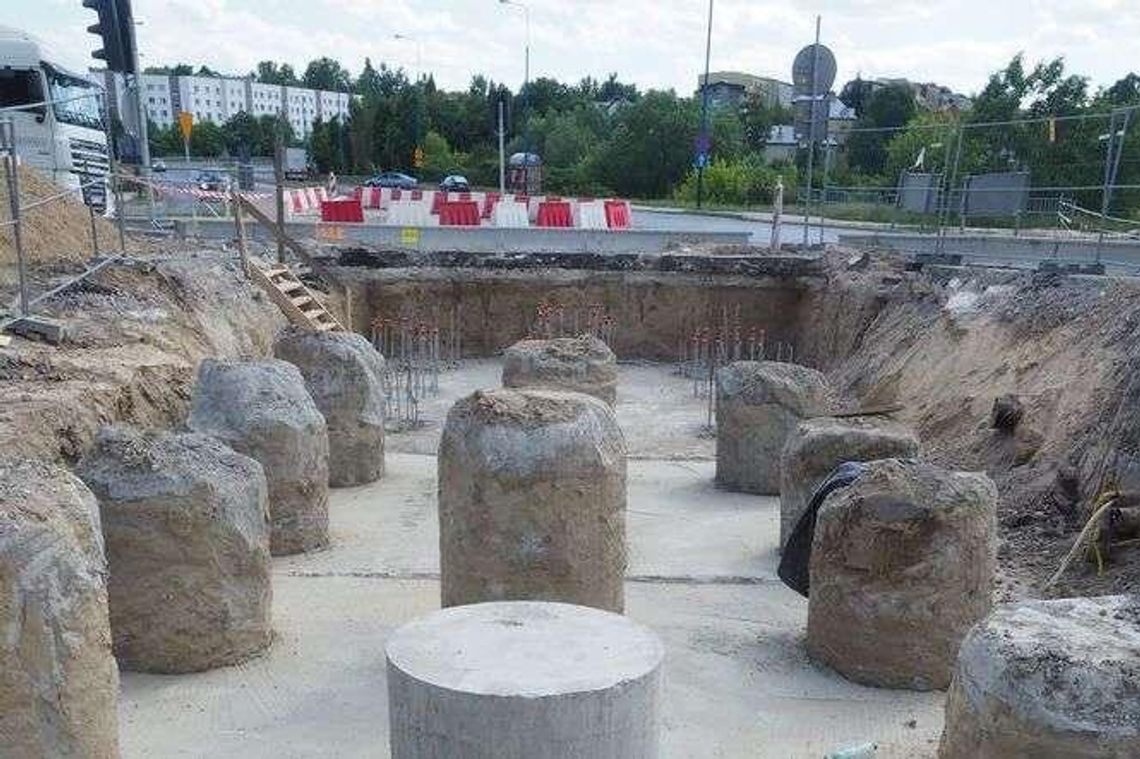 Al. Solidarności: Wbili już 2 tys. pali stabilizujących grunt. Estakady czas zacząć Al. Solidarności: Wbili już 2 tys. pali stabilizujących grunt. Estakady czas zacząć