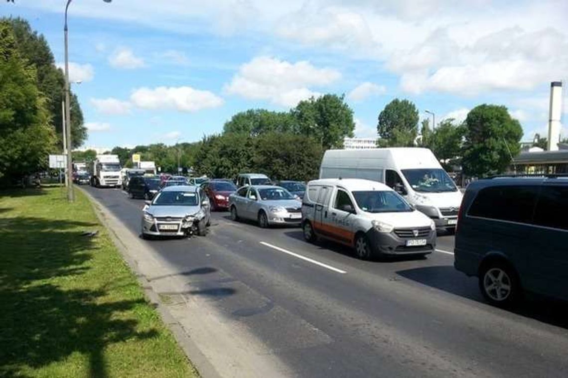 Al. Solidarności: Zderzenie dwóch aut. Utrudnienia w ruchu
