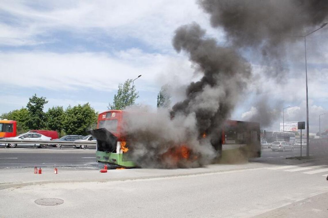 Al. Spółdzielczości Pracy: Pożar autobusu MPK w Lublinie Al. Spółdzielczości Pracy: Pożar autobusu MPK w Lublinie