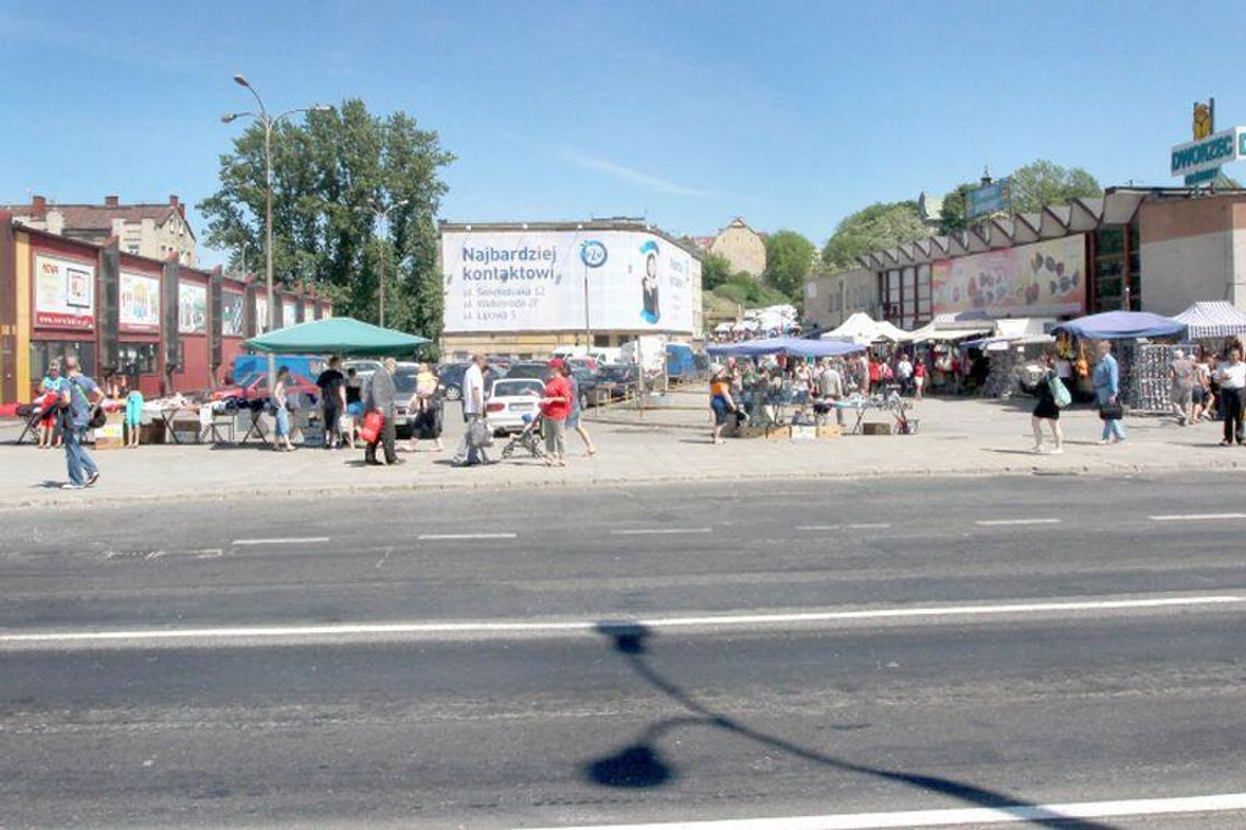 Al. Tysiąclecia: Miasto nie chce handlu na chodniku. Kupcy muszą się wynieść