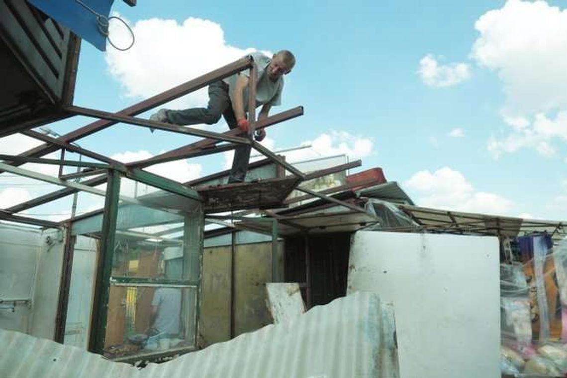 Al. Tysiąclecia: Rozbierają stragany, robią miejsce dla ścieżki rowerowej