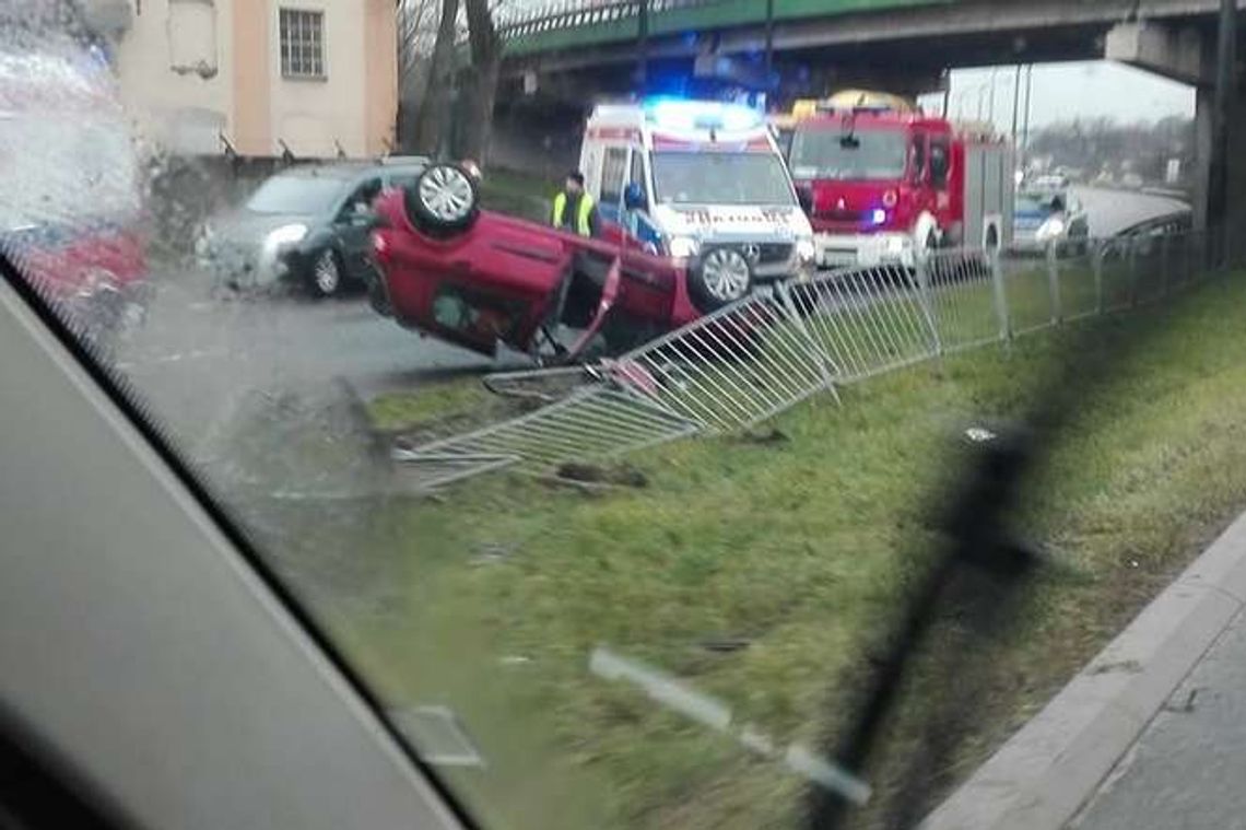 Al. Tysiąclecia: Samochód staranował barierki i dachował