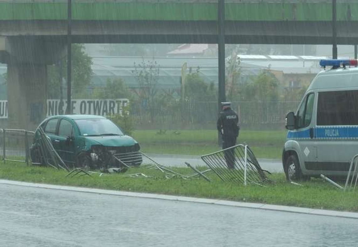 Al. Tysiąclecia: Samochód wjechał w barierki
