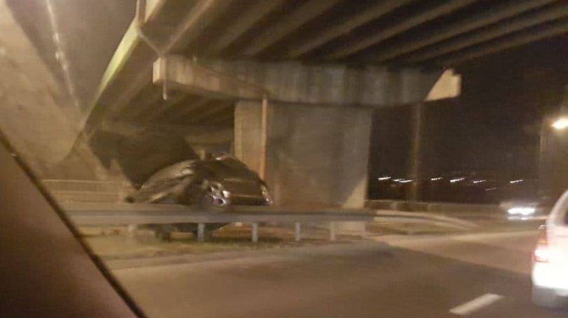 Al. Tysiąclecia w Lublinie: Samochód zawisł na barierkach Al. Tysiąclecia w Lublinie: Samochód zawisł na barierkach