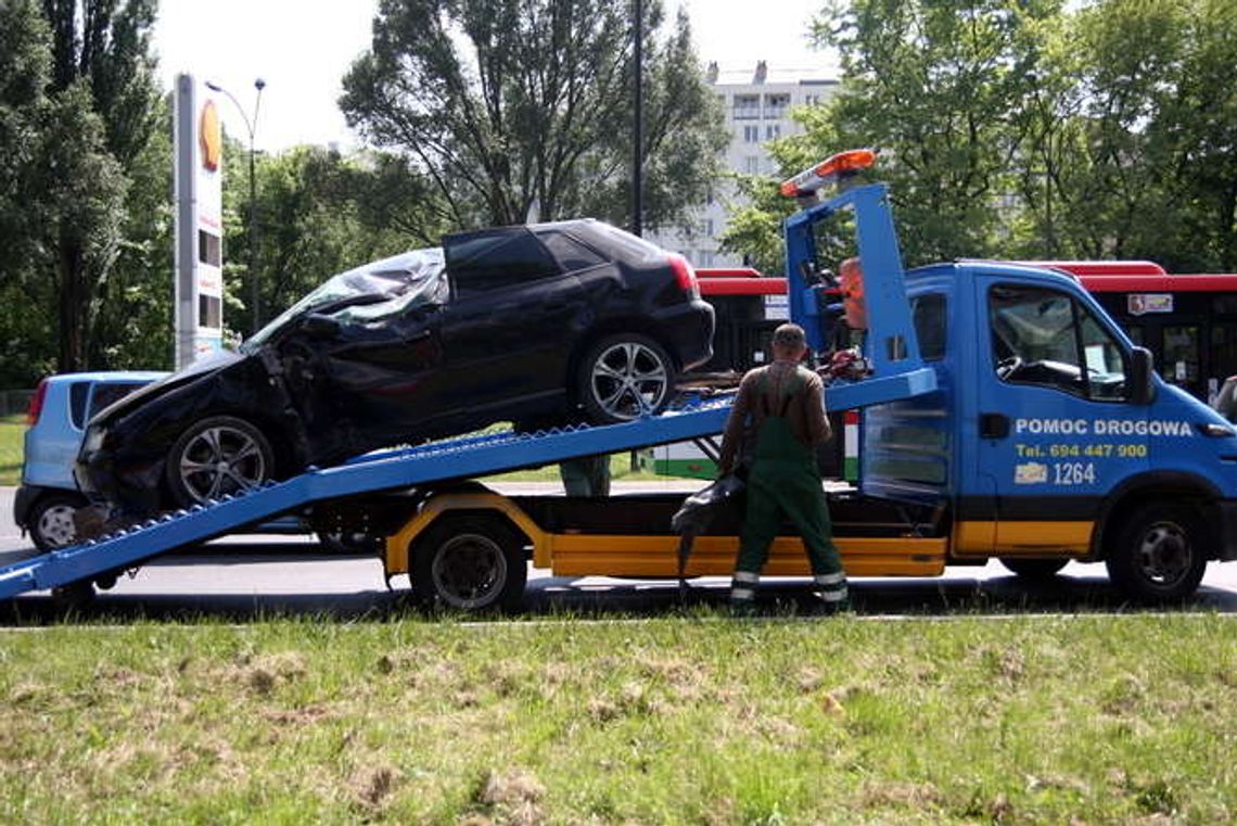 Al. Tysiąclecia: Zderzenie aut. Jeden rozbił latarnię