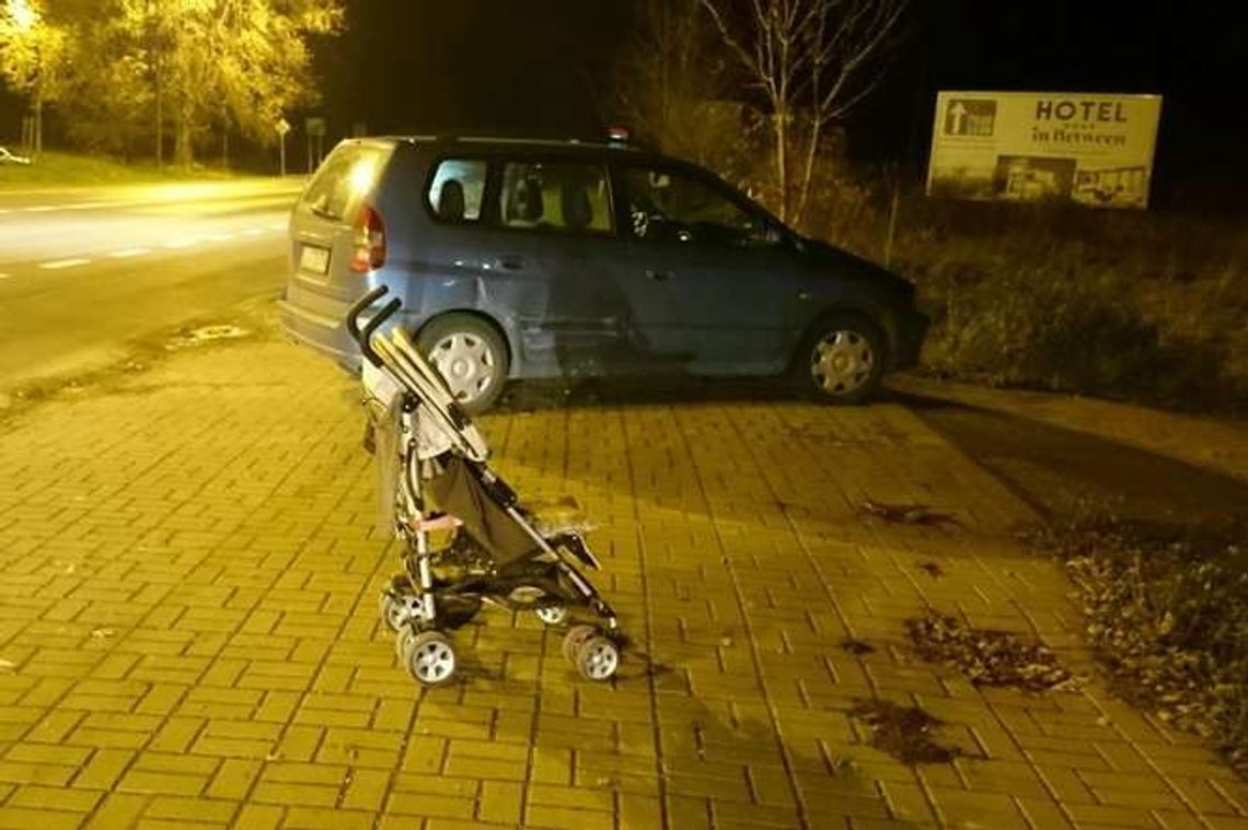 Al. Warszawska: Kierowca potrącił kobietę z wózkiem na przejściu