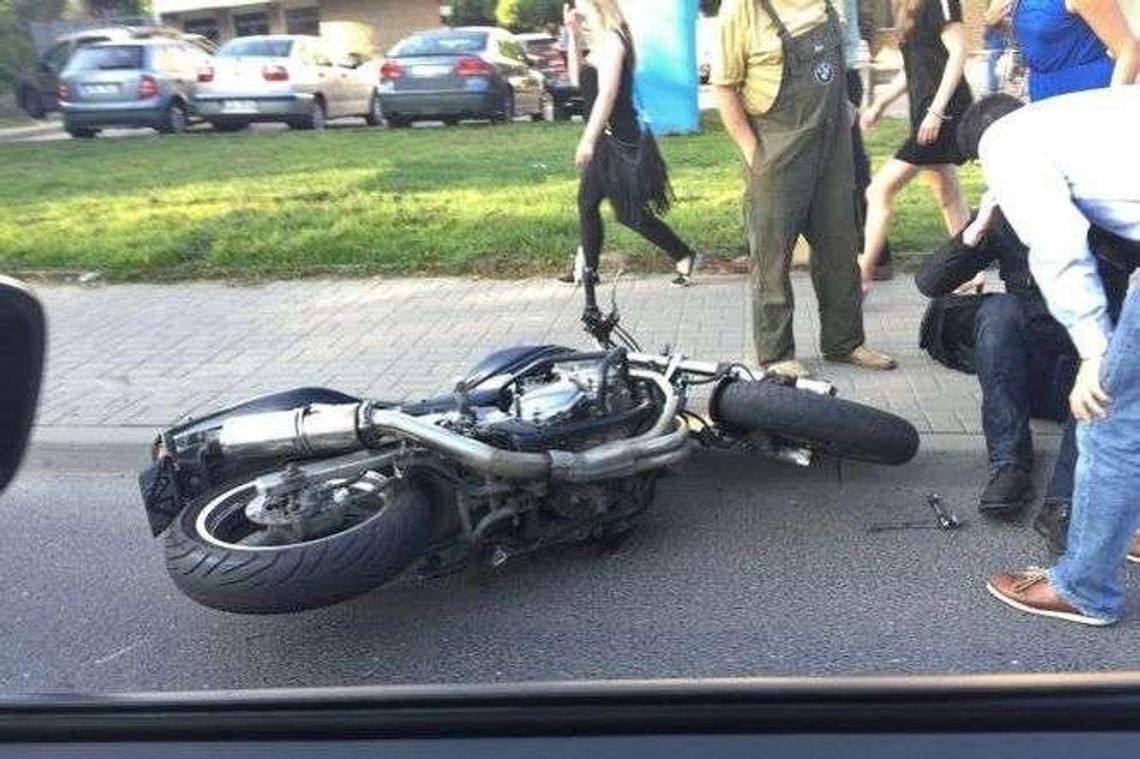 Al. Warszawska: Zderzenie motocyklisty i auta. Jedna osoba w szpitalu Al. Warszawska: Zderzenie motocyklisty i auta. Jedna osoba w szpitalu