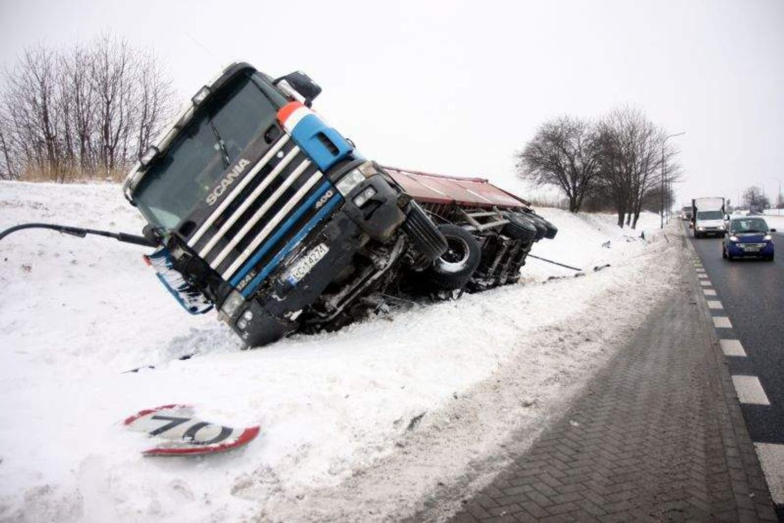 Al. Witosa: Tir wpadł do rowu. Ściął latarnie i znak
