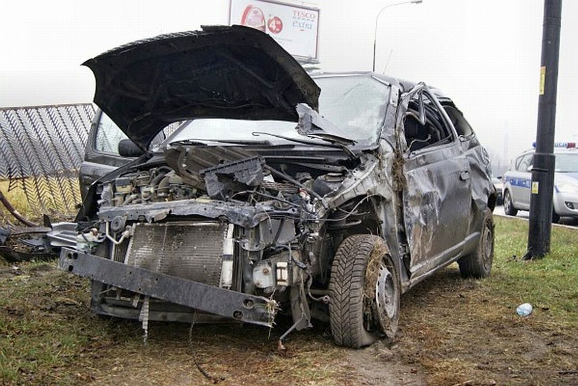 Al. Witosa: Toyota wjechała w ogrodzenie Al. Witosa: Toyota wjechała w ogrodzenie