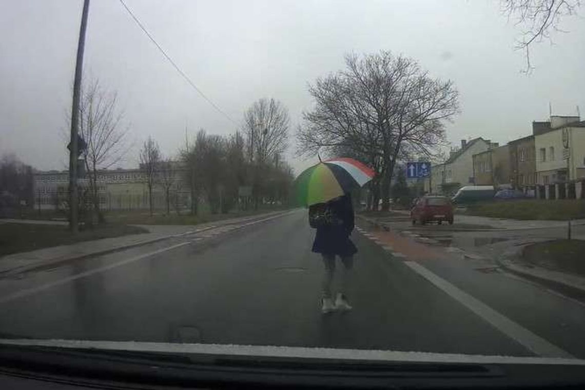 Alarm 24: Czy piesza widziała nadjeżdżający samochód? (wideo)