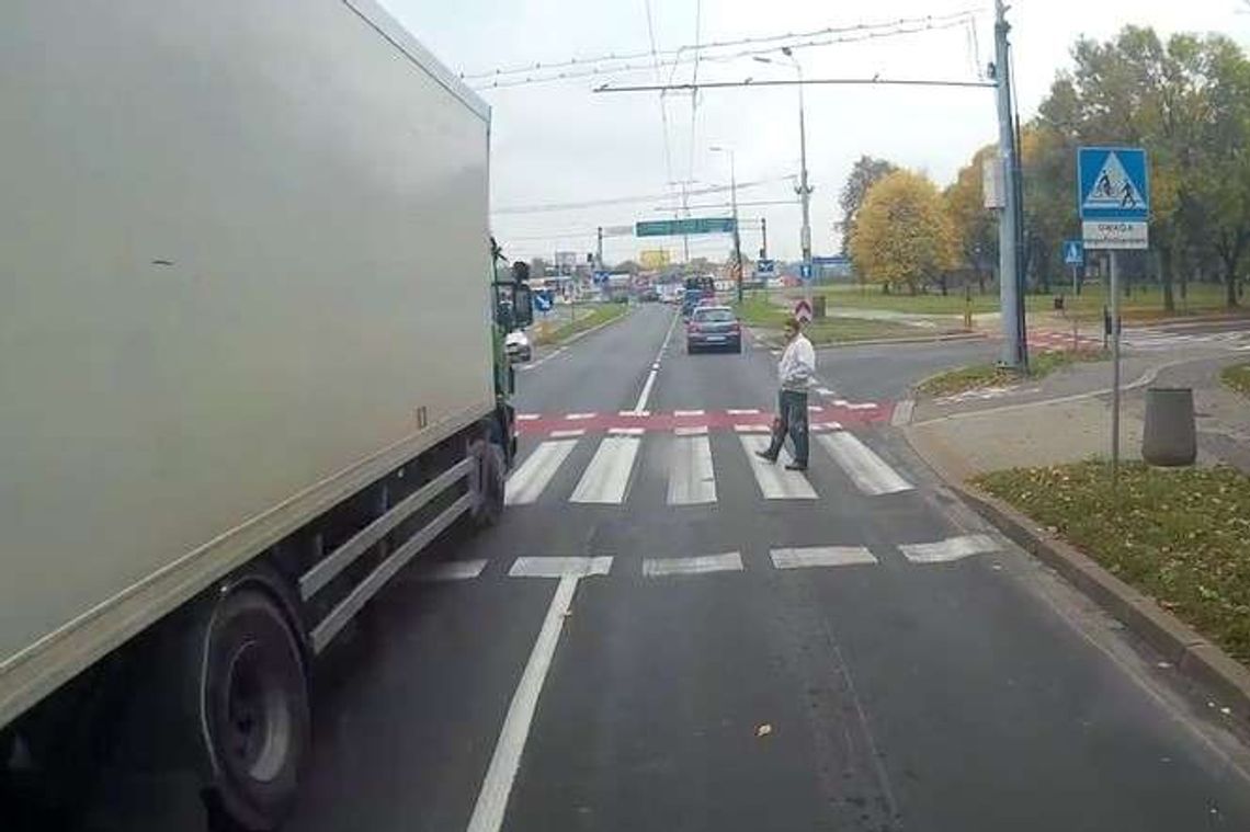 Alarm 24: Kierowca ciężarówki nie przepuścił pieszego. To mogło skończyć się tragicznie