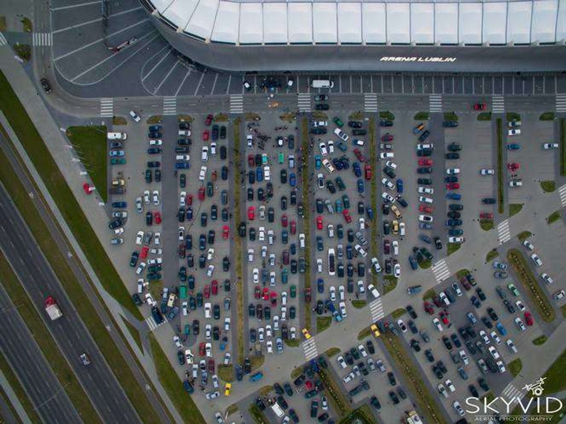 Alarm 24: Kino samochodowe przy Arenie Lublin z lotu drona