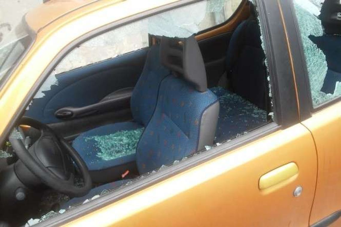 Alarm 24: Ktoś zdewastował fiata seicento przy ul. Skibińskiej
