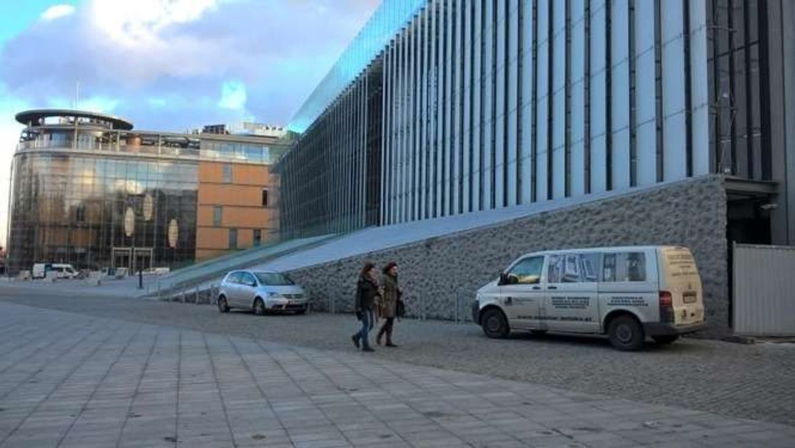 Alarm 24: Plac teatralny czy teatralny parking?