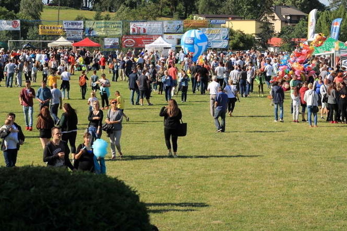 Alarm bombowy na Święcie Truskawki. Straszył, że ma bombę w bucie