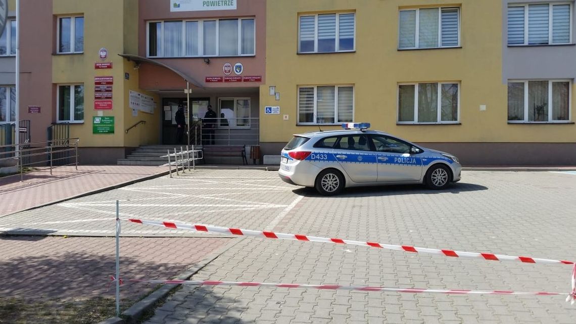Alarm bombowy. Szukali ładunków wybuchowych w starostwie w Rykach