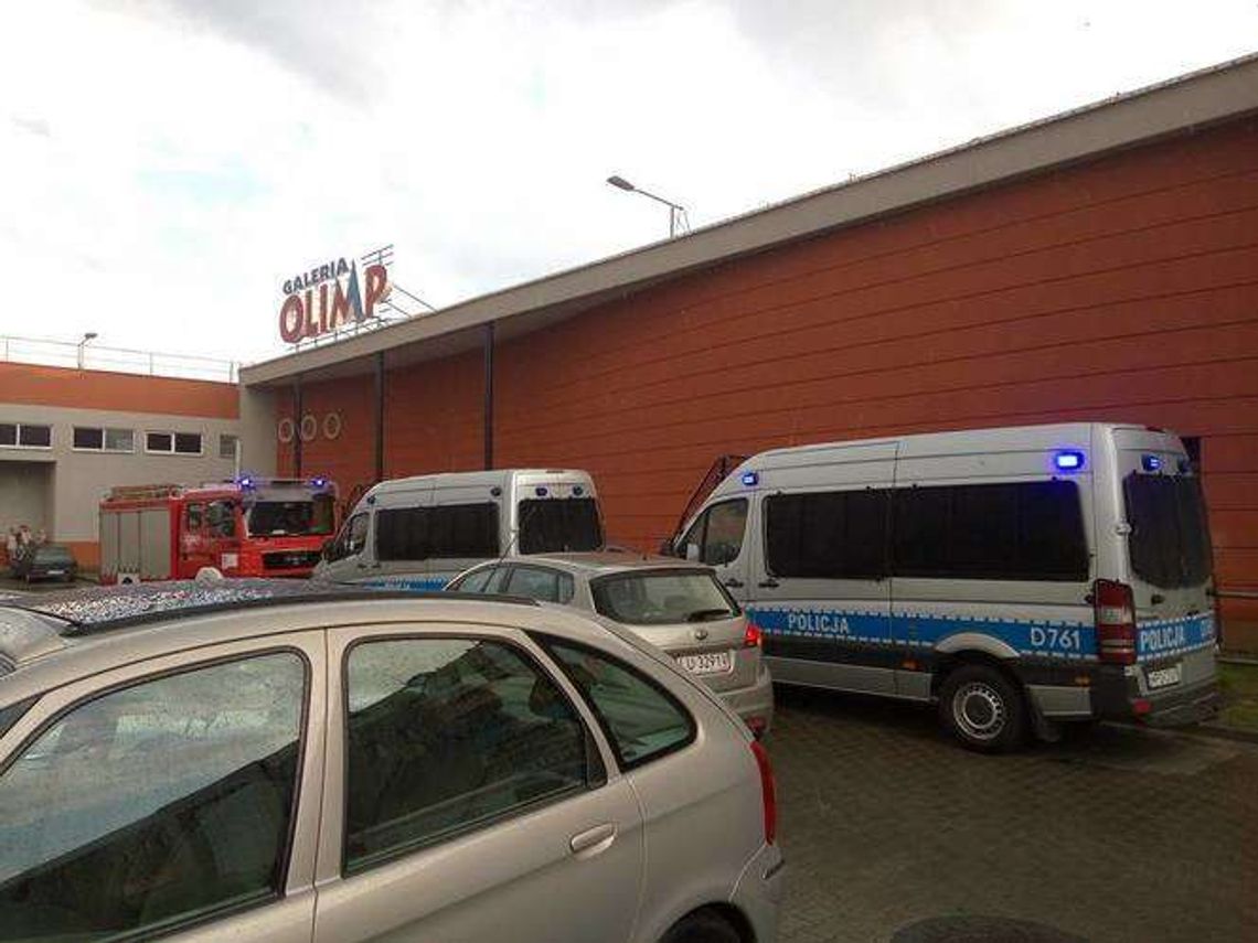 Alarm bombowy w Olimpie. Policja sprawdza budynek Alarm bombowy w Olimpie. Policja sprawdza budynek