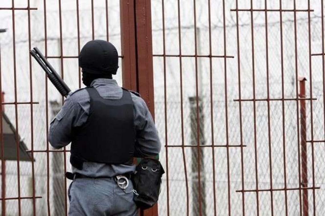 Alarm bombowy w więzieniu. Autor e-maila wrócił za kraty