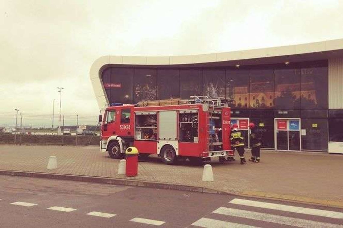 Alarm i ewakuacja 400 osób na lotnisku. Podejrzany bagaż w toalecie (zdjęcia)