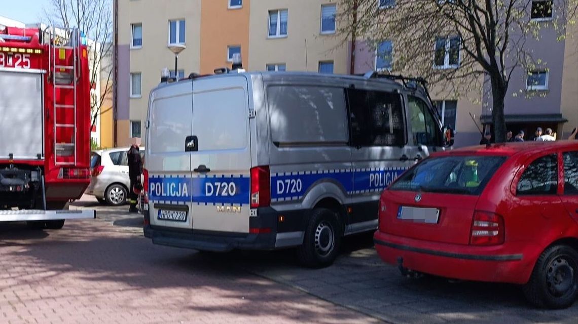 Alarm na osiedlu. Polał drzwi benzyną i podpalił