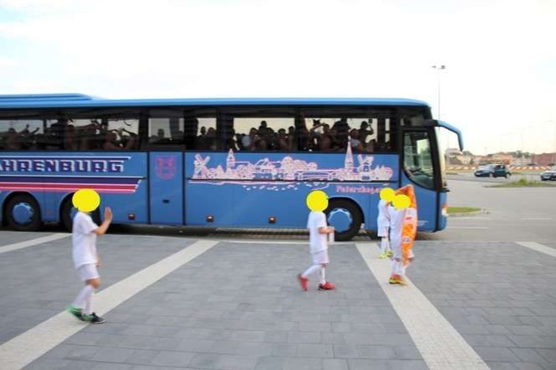 Alarm24: Dzieci machały kibicom. Jeden z nich pokazał...