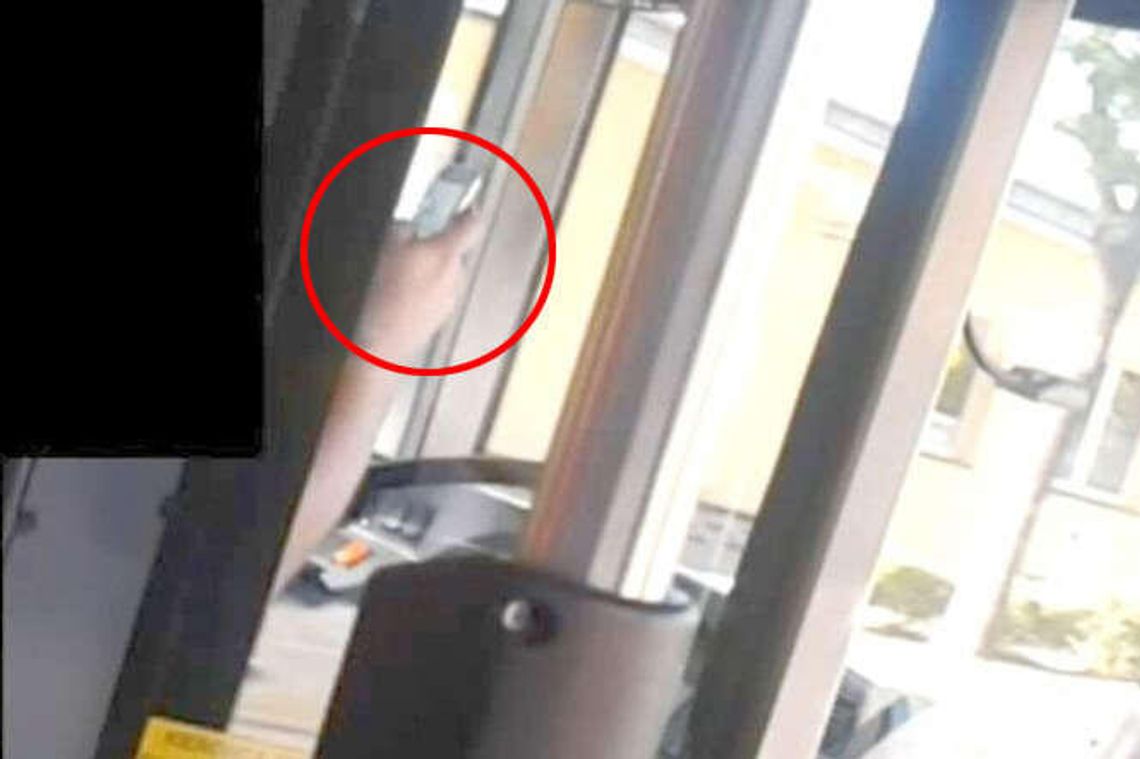 Alarm24: Kierowca MPK wpatrzony w telefon prowadził autobus (WIDEO) Alarm24: Kierowca MPK wpatrzony w telefon prowadził autobus (WIDEO)