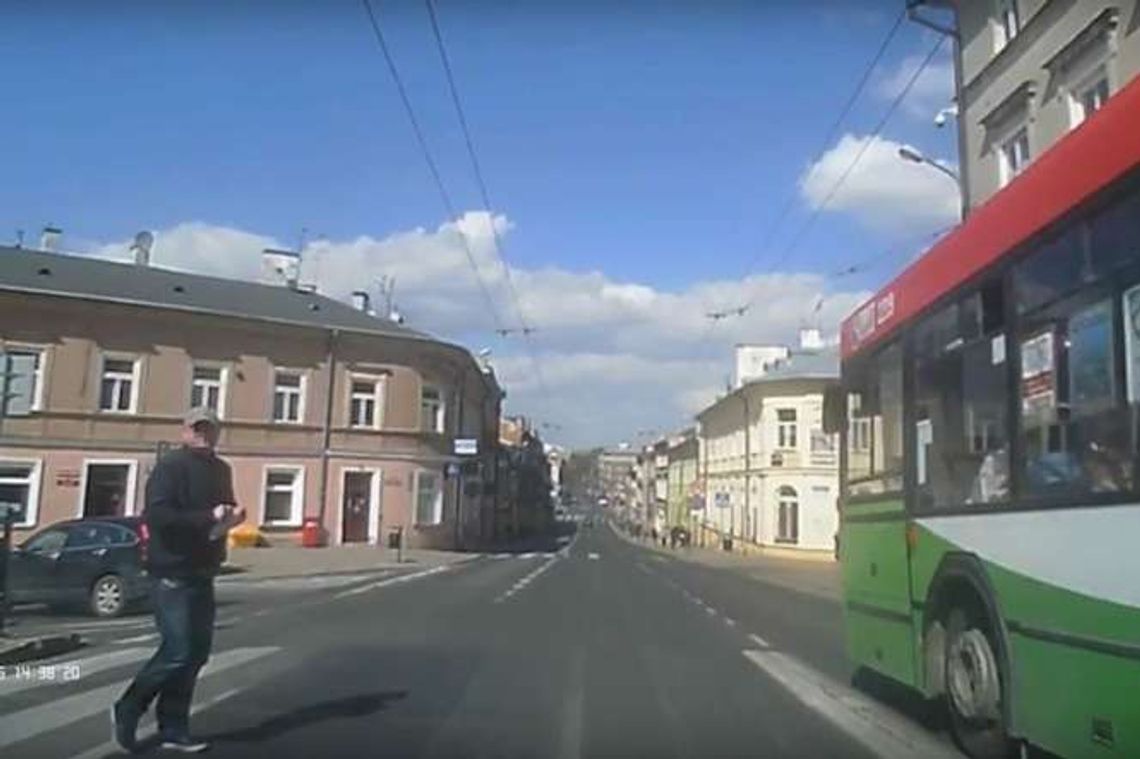 Alarm24: Pieszy na pasach. Kierowca autobusu miejskiego nie zatrzymał się