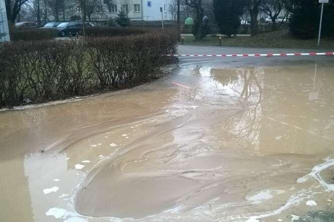 Alarm24: Woda zamieniła drogę w bajoro na ul. Tumidajskiego