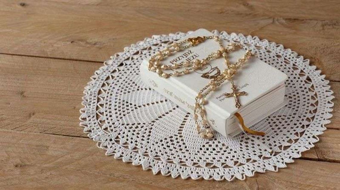 Alba, biały tort i prezenty. Pierwsza Komunia to spory wydatek 