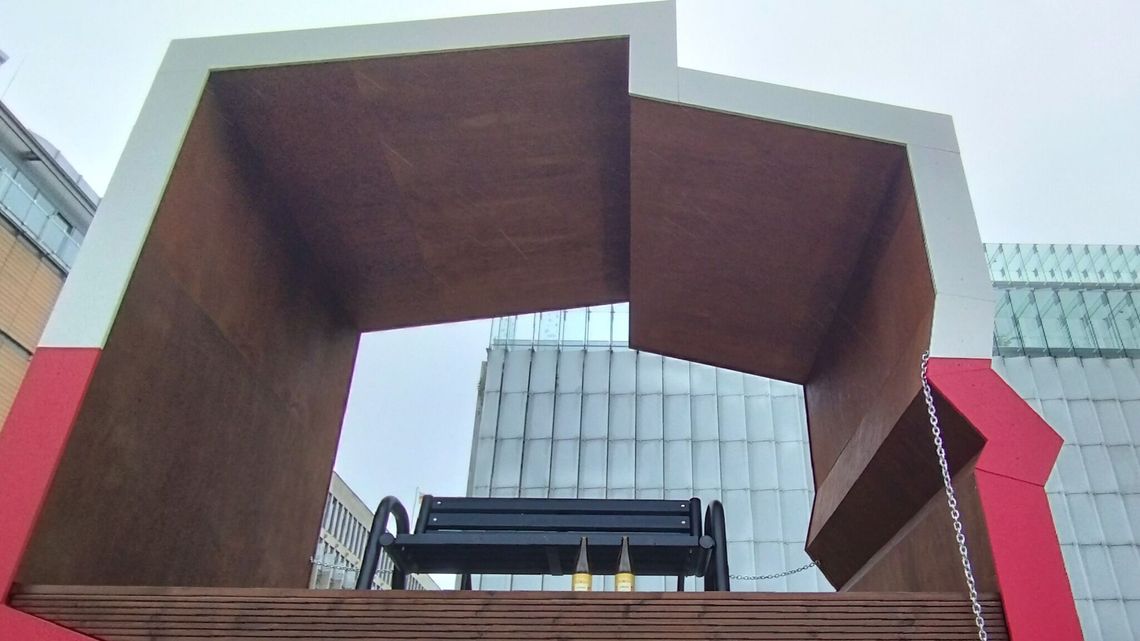 Albo jej nie lubią, albo pokochali za mocno. Ławka-Polska w Lublinie już uszkodzona