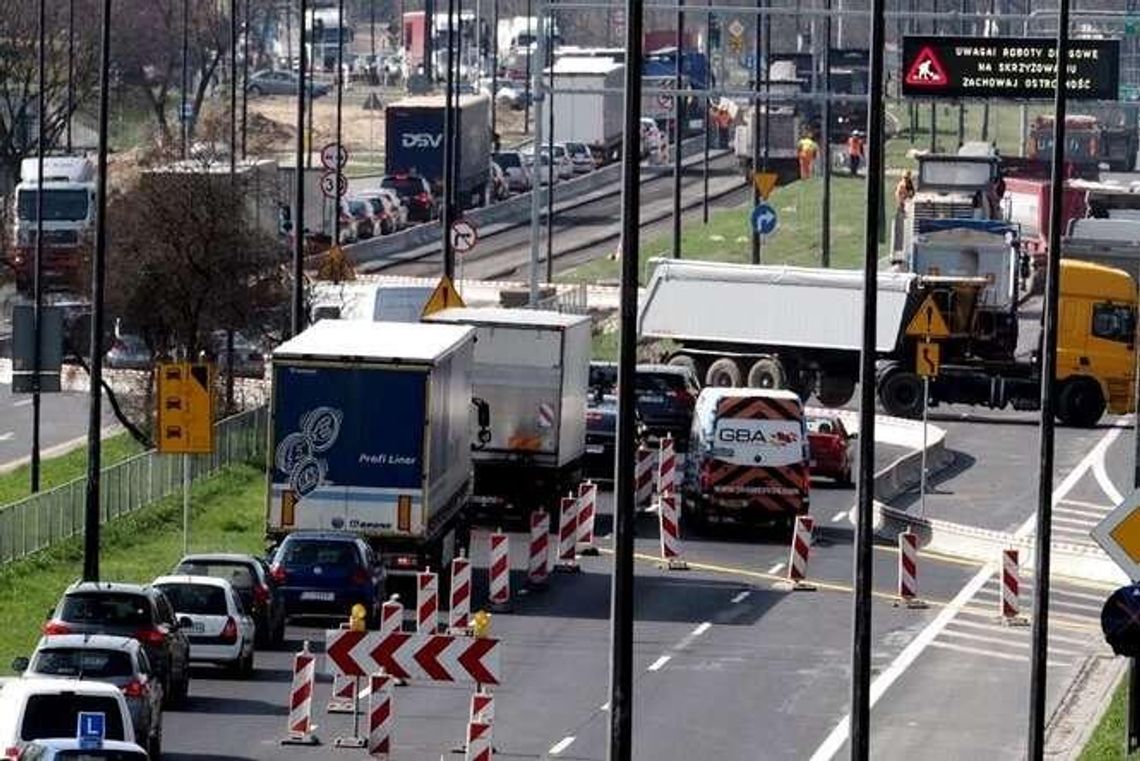 Ale tłok! Kierowcy omijajcie al. Solidarności w Lublinie (zdjęcia) Ale tłok! Kierowcy omijajcie al. Solidarności w Lublinie (zdjęcia)