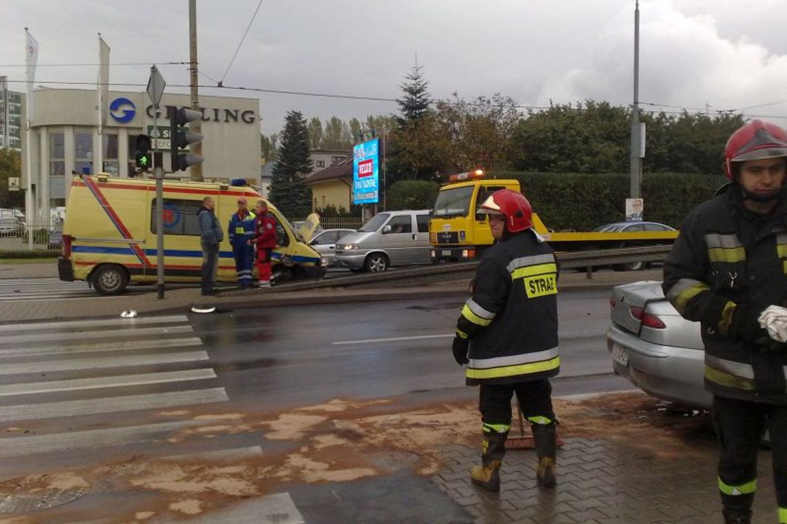 Alfa Romeo wjechało w karetkę wiozącą pacjenta, korki na Kraśnickiej